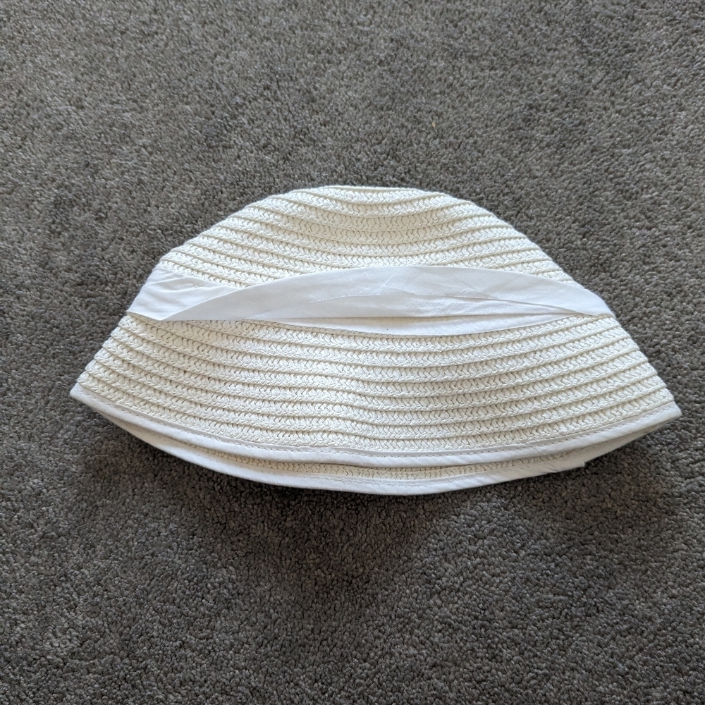 Charming Children's Place White Crocheted Sun Hat with Floral Detail - Size 7-8 - Picture 3 of 4